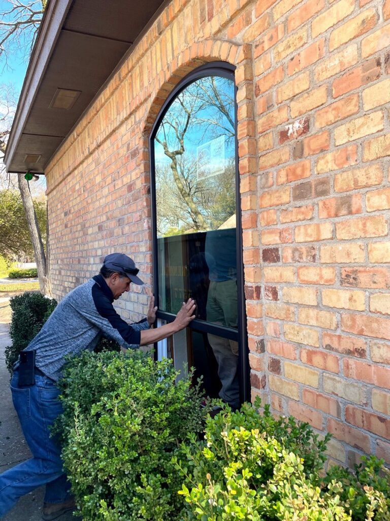 A-man-installing-energy-efficient-replacement-windows-in-Kuna-Idaho